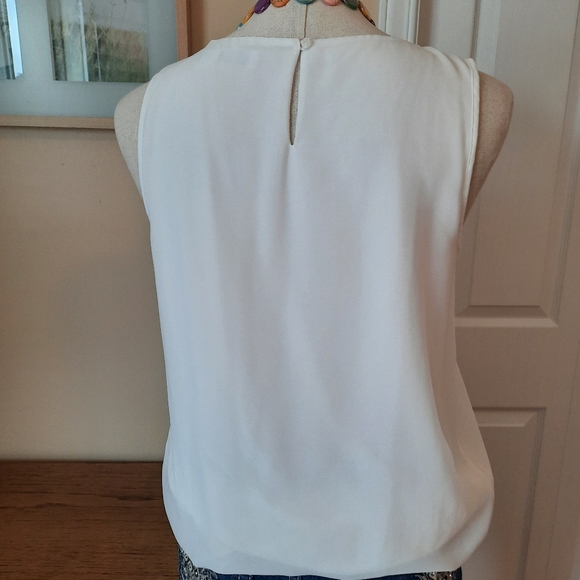 Versatile off-white sleeveless bubble top - Picture 4 of 8